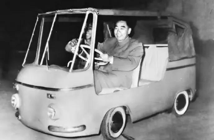 这张照片是我第一次见到，太珍贵了！这是周总理试驶我国首款电动小汽车。虽然简陋，但