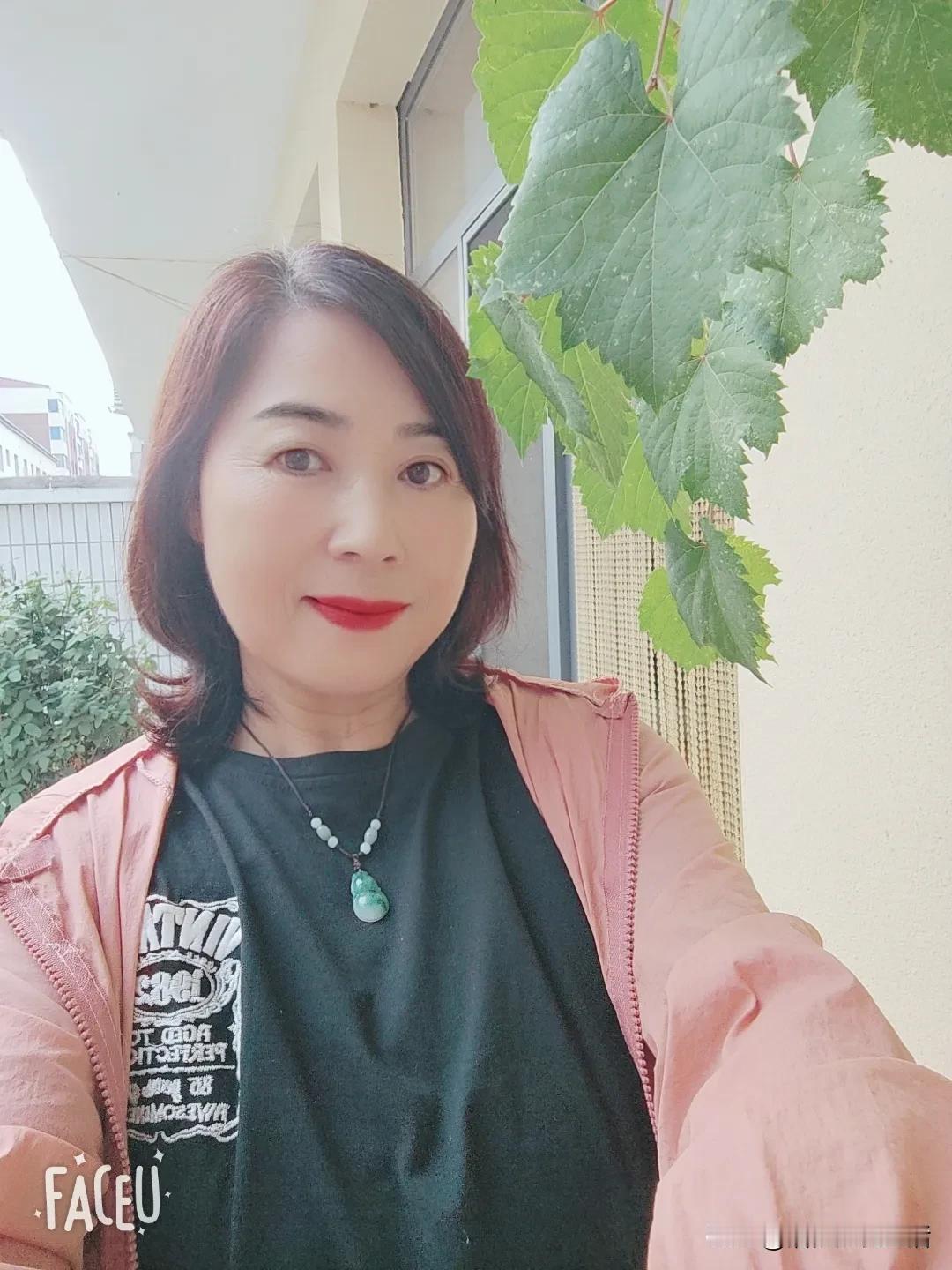 能让别人快乐的人
一定很善良
能让自己快乐的人
一定很聪明
我们既要保持善良
更