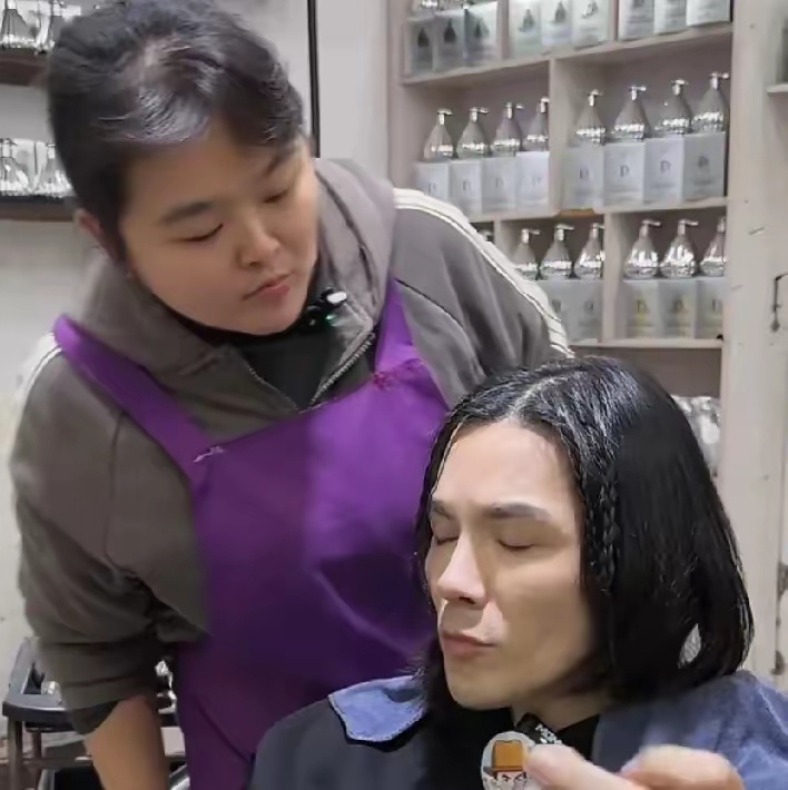 向佐带了好几台摄像机，去找网红晓华做头发，前面编小辫，后面做烫染，他俩还交流别的