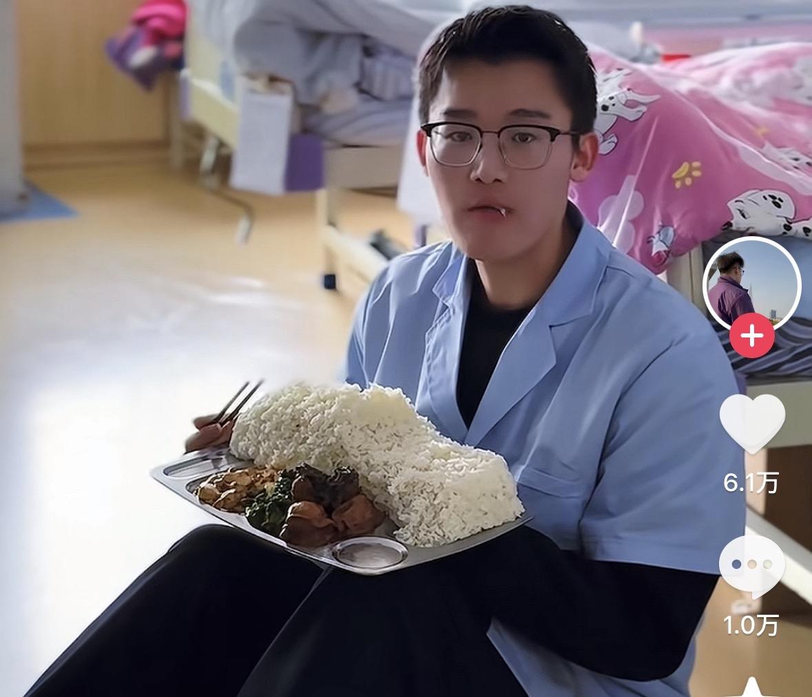 真的被这位00后小伙子戳心了！年纪轻轻扛起重担，一人照料七位老人，每月辛苦到手9