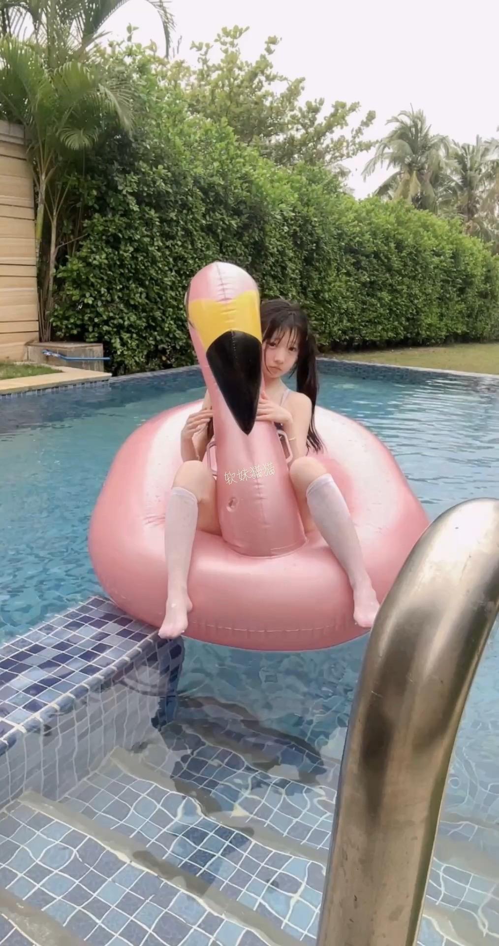 蜜桃 泳池