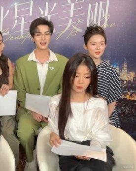 #谭松韵发质##谭松韵超大耳环#谭松韵你比星光更美丽直播，发质好顺滑，超大耳环c