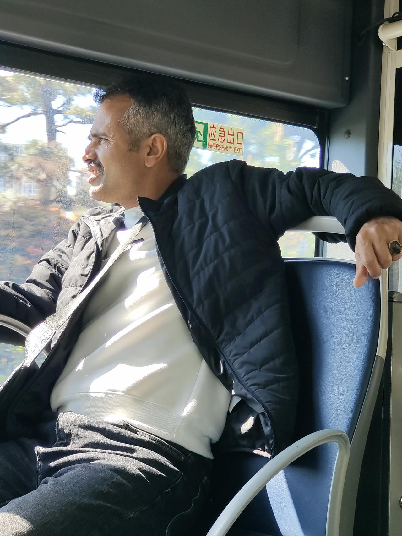 匈国欧尔班，主政一十六载，今大选落败，黯然下野。
欧氏于欧盟列国之中，持亲中立场