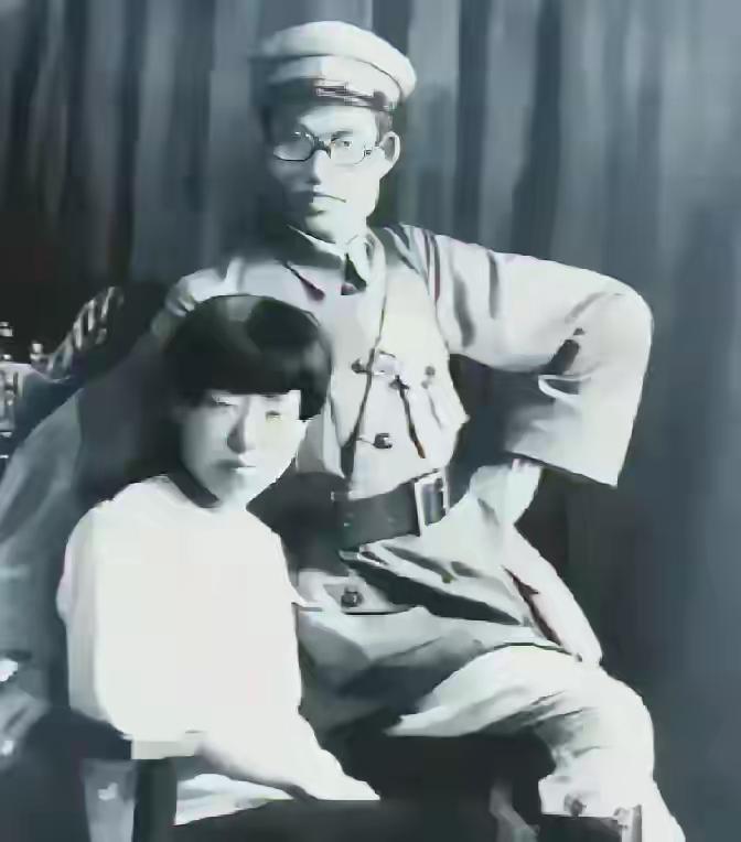 1940年，朱仲芷和萧劲光在窑洞办理离婚。面对六个孩子，她决定一个都不带走。萧劲