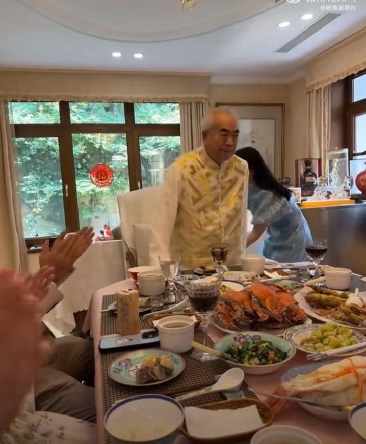 很难相信，这位在家中设宴款待好友、精神矍铄的老者，已是88岁高龄的国内顶尖文化巨