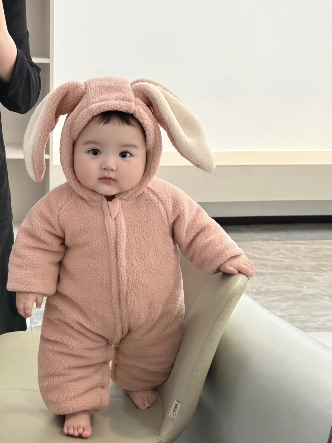 好喜欢我的胖宝宝，真像一个小手办呀～