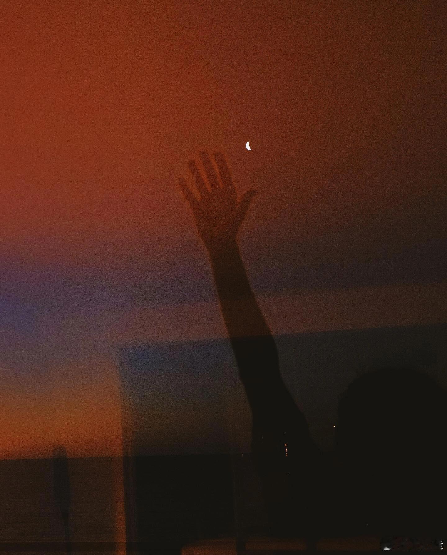 我不愿意以爱之名绑架任何人。我想要的是，你愿意，我值得。然后在一起日复一日，年复