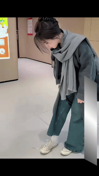 美女系鞋带的一幕，看起来文文静静的，
没想到是个犟脾气，发起飙来那么颠[恐惧]