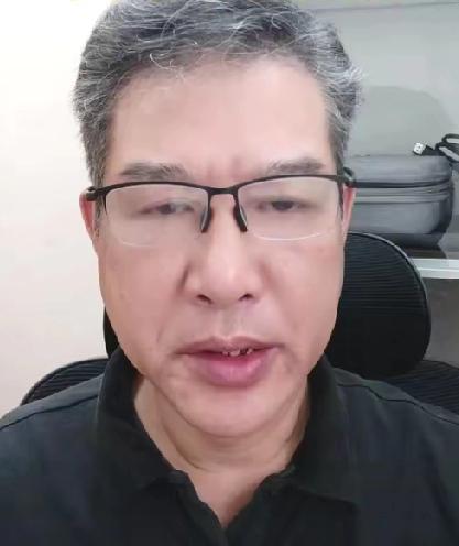 泪崩！
广大学教授悼友文刷屏：
穷学生路灯下的约定，
比爱情更刻骨
 
“没有人