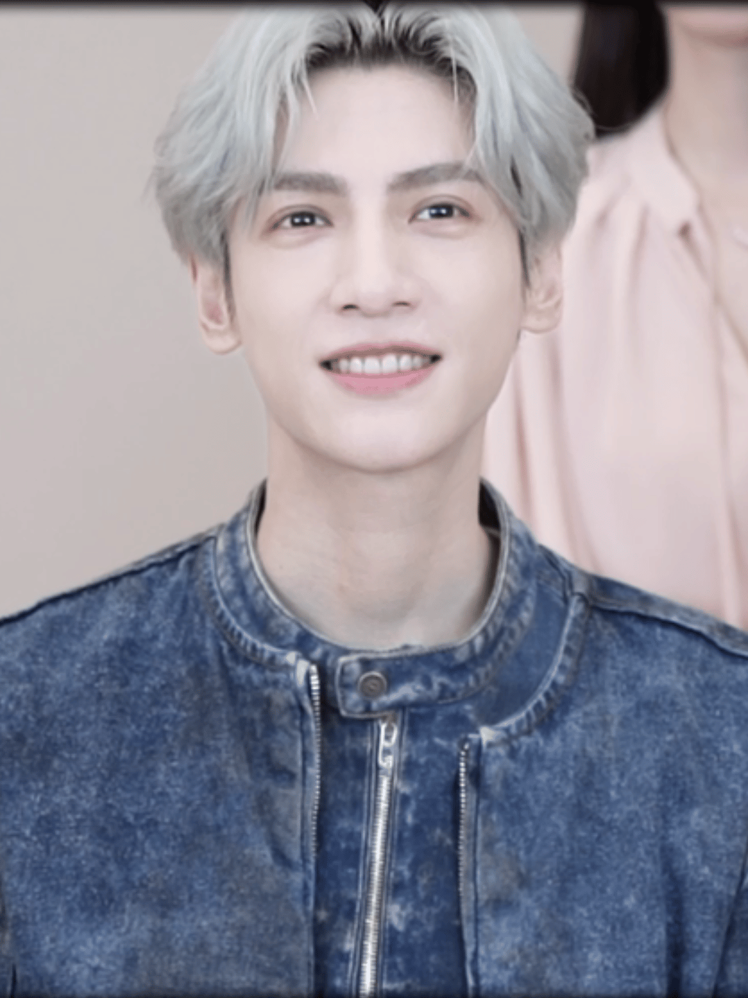 当年罗云熙演唱会之后有点儿褪色的那个发色，真的很考验颜值啊，我真不敢想换个人搞这