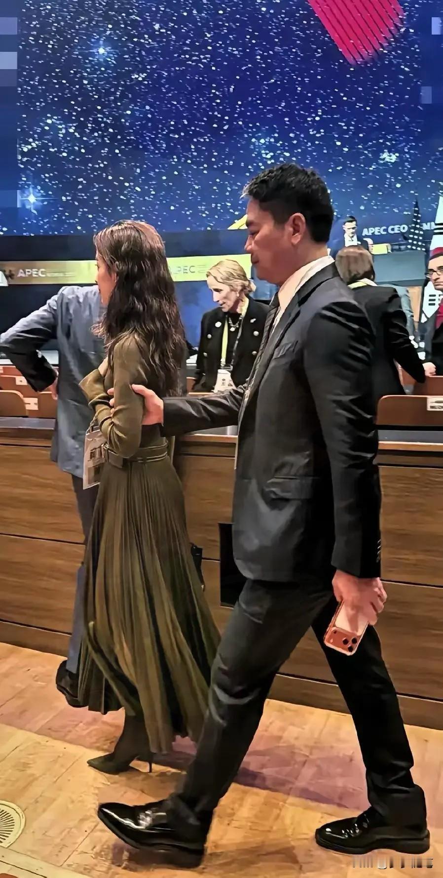 为什么章泽天
敢在公共场合这么做？
原来这些年，章泽天早就悄悄的，给了自己足够的