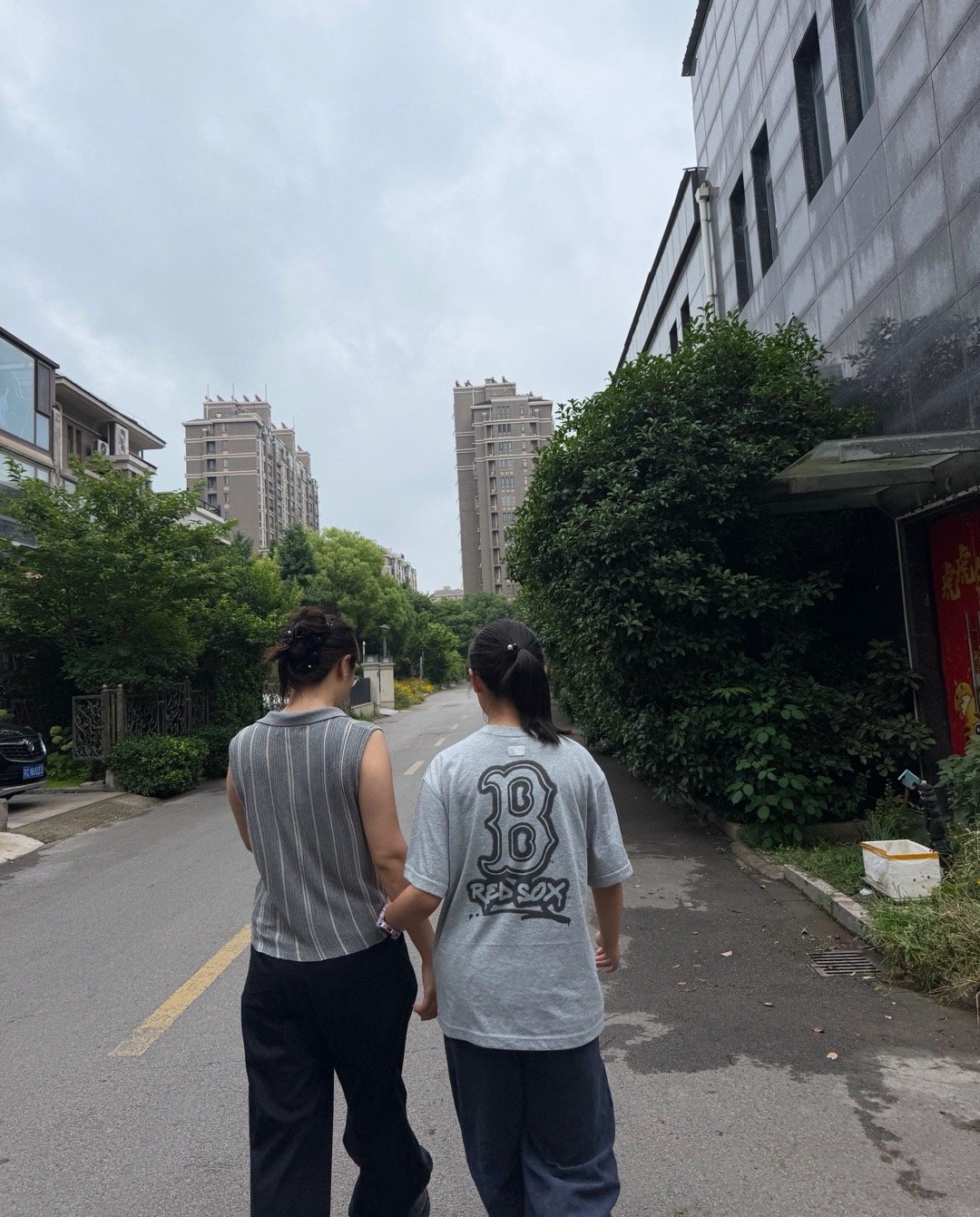 一家三口出门买菜，这个端午节晚饭由我主厨