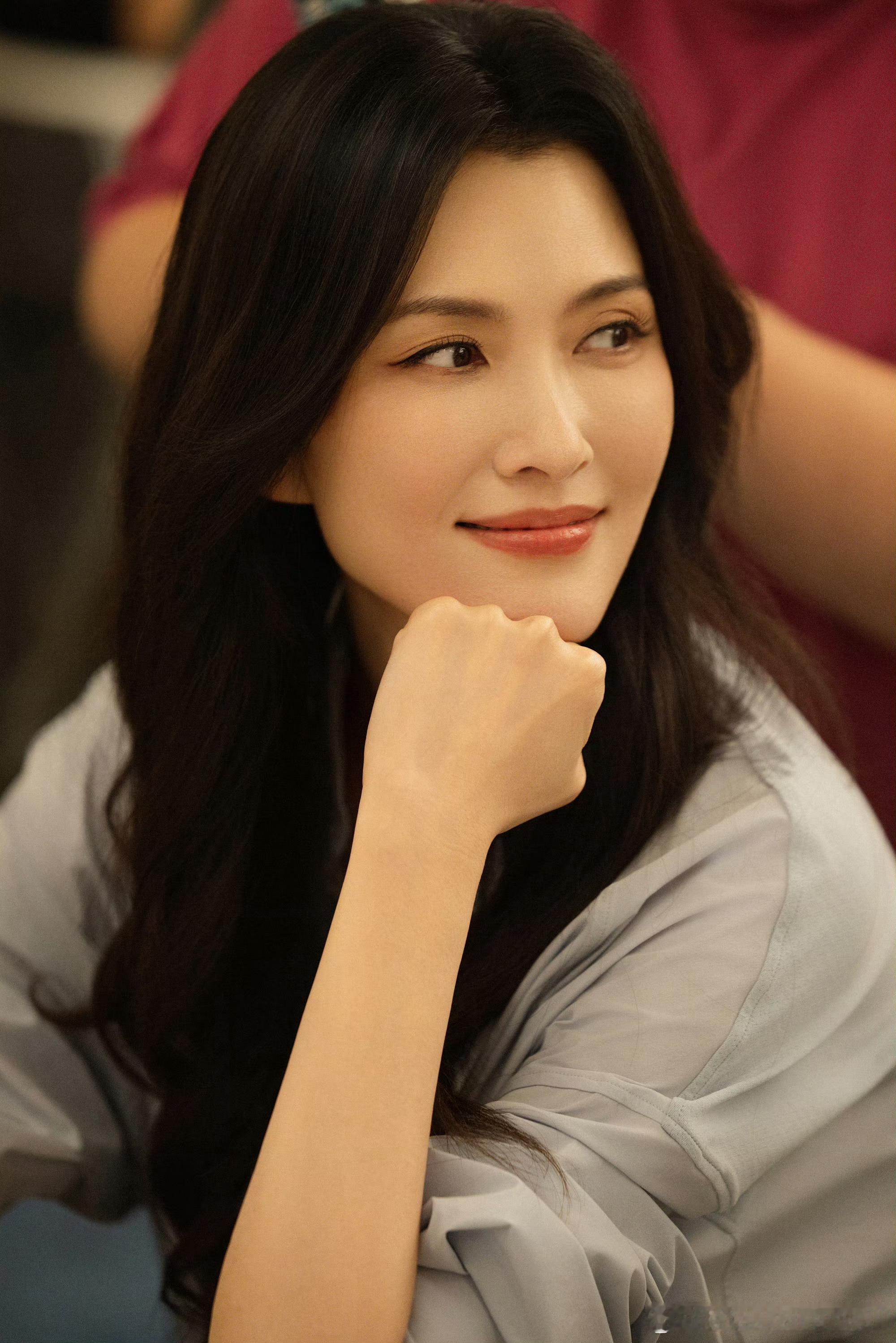 徐洁儿跳广场舞的年纪跳女团舞同龄人不少开始慢悠悠跳广场舞养生，徐洁儿反倒利落跳起
