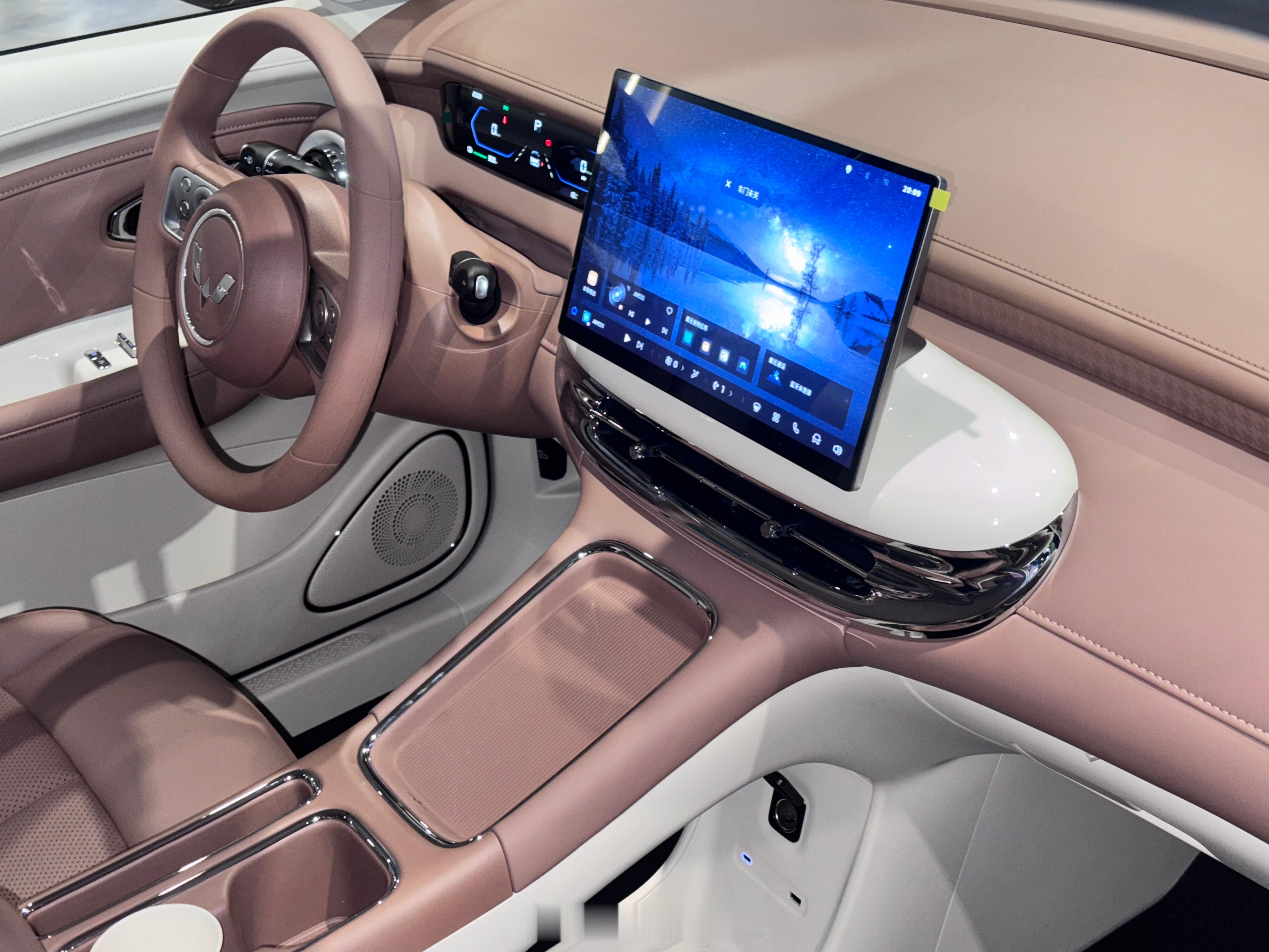 孟子义颜选缤果Pro 发布会现场亲眼见到孟子义，优雅又灵动的气质和缤果Pro的精