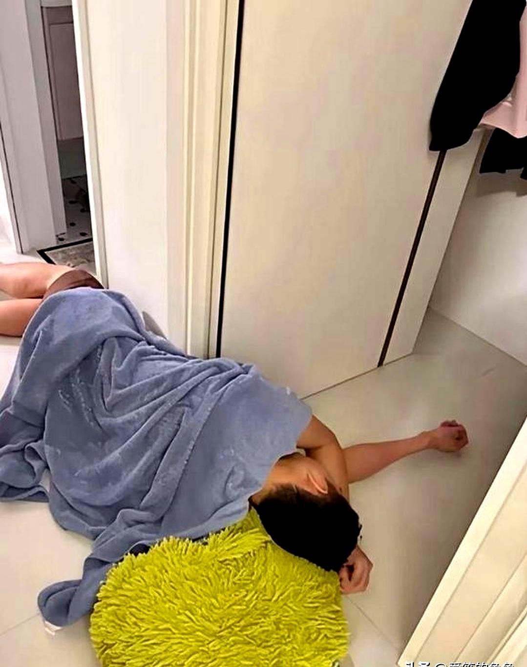 长期挨打的她，咬着一口水站在门口，那晚他又醉醺醺回家，她不回一句，躲到一边等他打