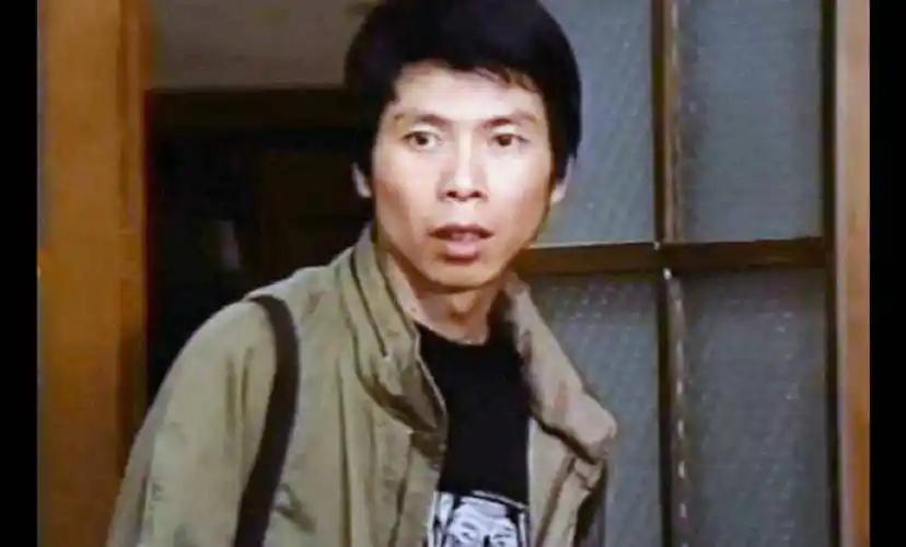 1984年，冯小刚去医院探望朋友，一眼就看上了旁边年轻貌美的护士，刚准备要联系方