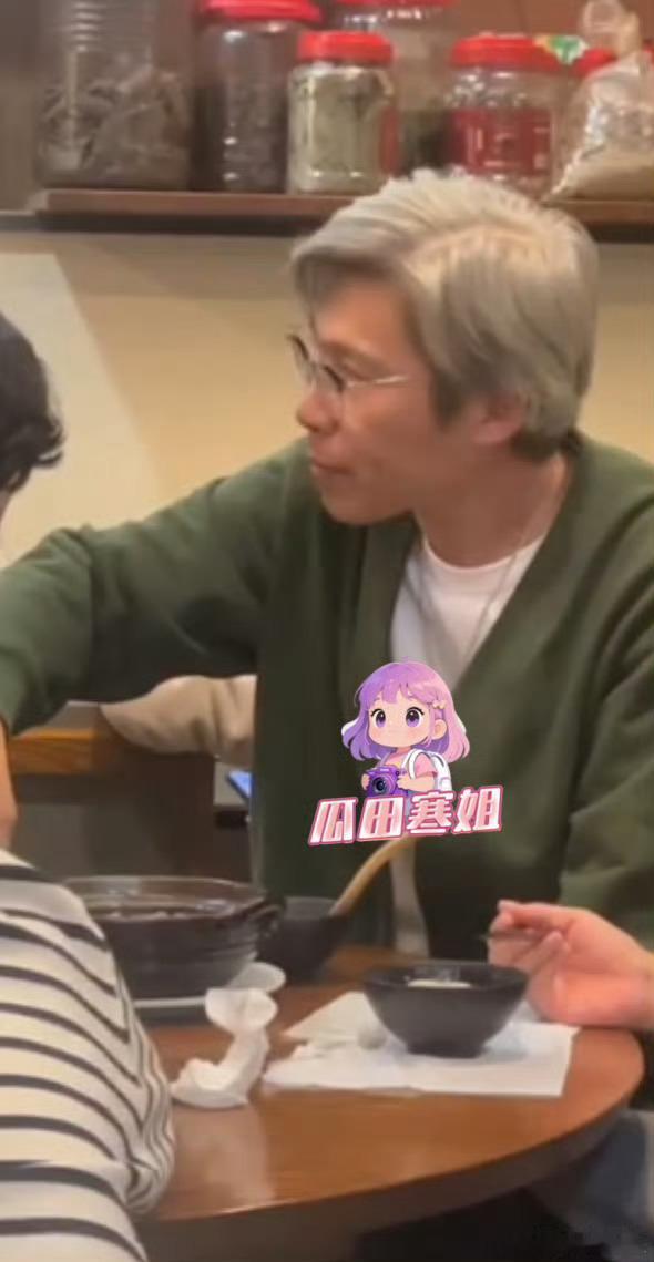 李乃文疑似日本探望儿子李乃文日本探望儿子 据瓜田寒姐的微博:李乃文与一位女士以及