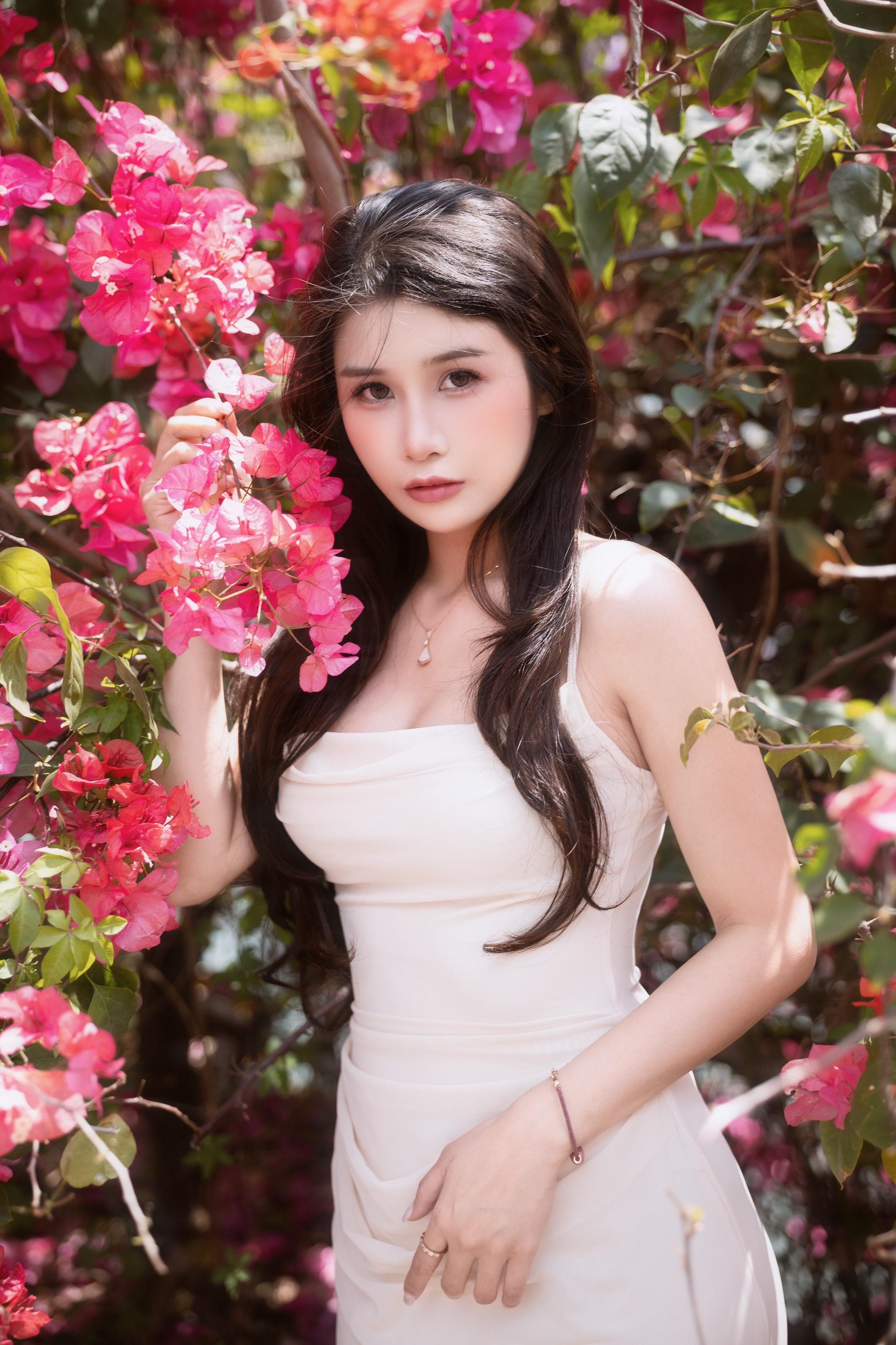 “花说：别拍我，拍她。”人比花娇🌸