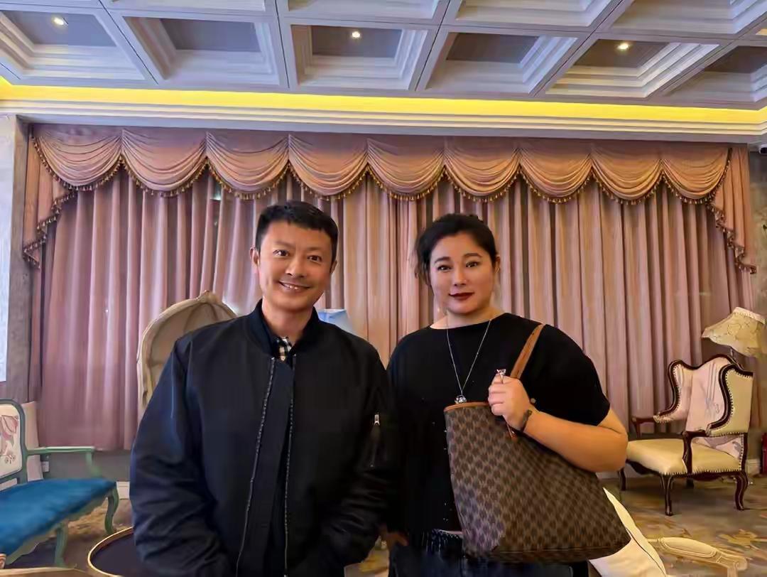 近日，演员印小天在社交平台上晒出一张与于娜的合影，瞬间引发网友热议。两人曾在23