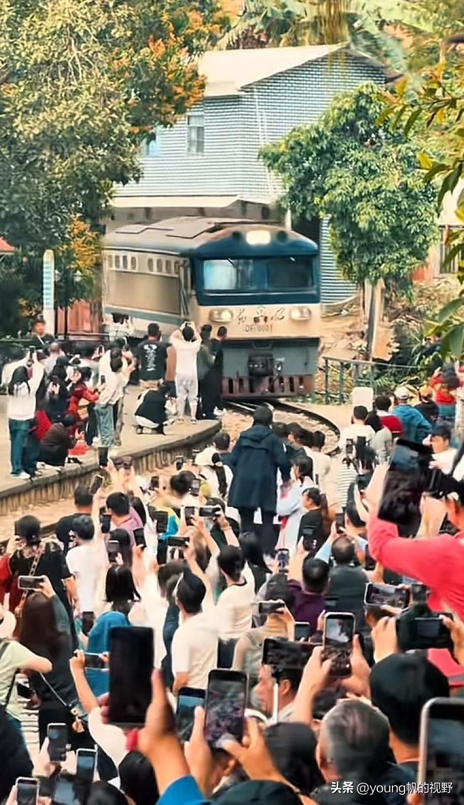 想不到吧？在中国国内也会有那么多的人围在铁路旁拍火车。图中的场景是国内唯一的一个