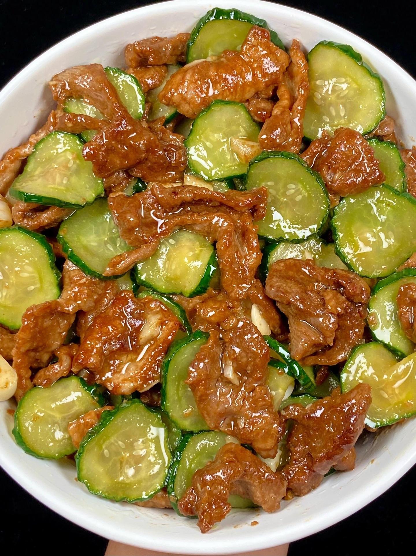 好吃到上头的黄瓜炒肉片。家人们！这道黄瓜炒肉片真的好好吃哇！ 黄瓜嘎嘣...