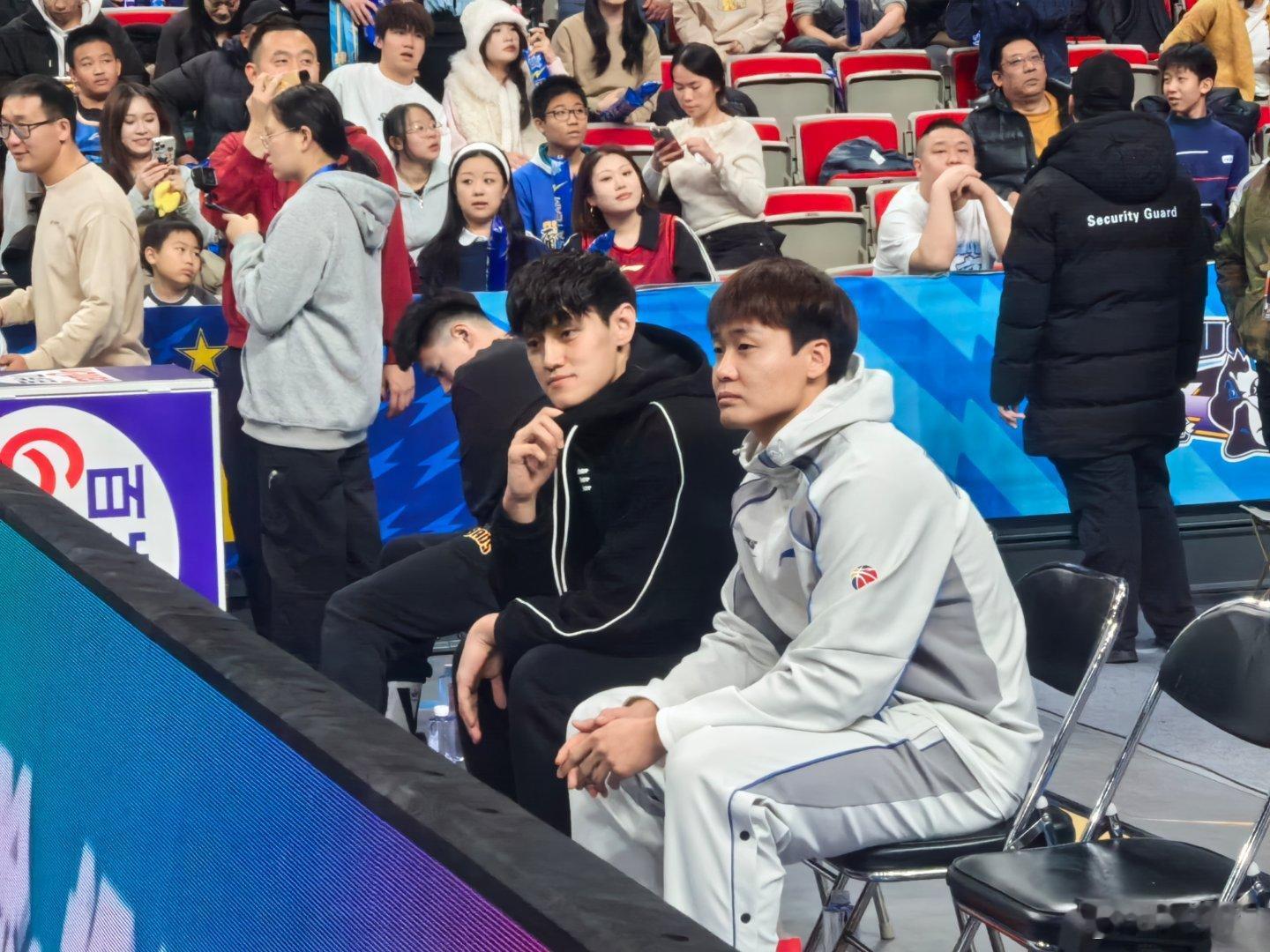 北京男篮vs浙江男篮 看看伤病席..还有孙亚辉，他的手还没好，也没去cbdl。 