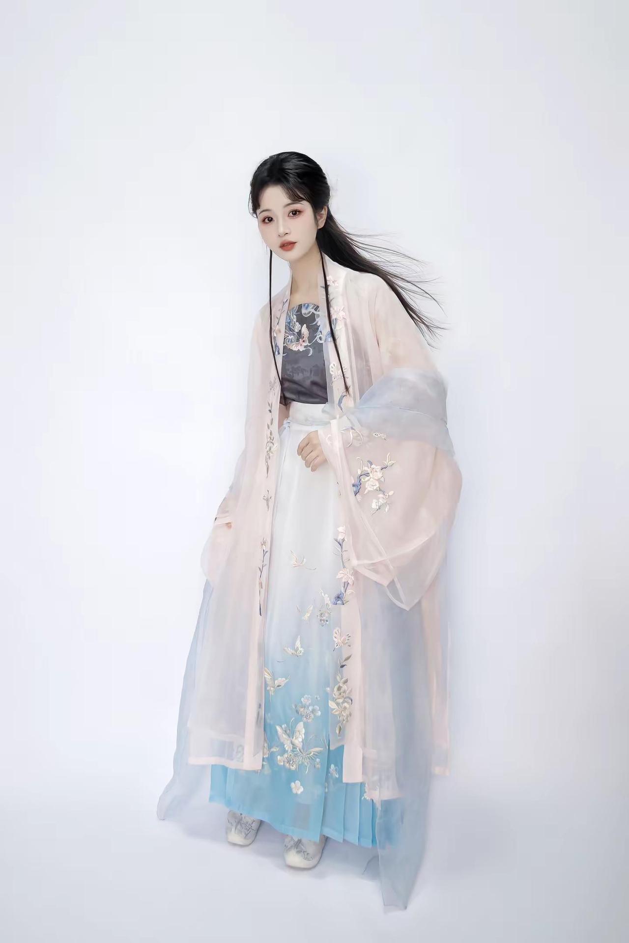 宋明混搭/这套我愿称之为是蝴蝶开会。蝴蝶落满了全身了，很少穿这么花里胡哨，但真的