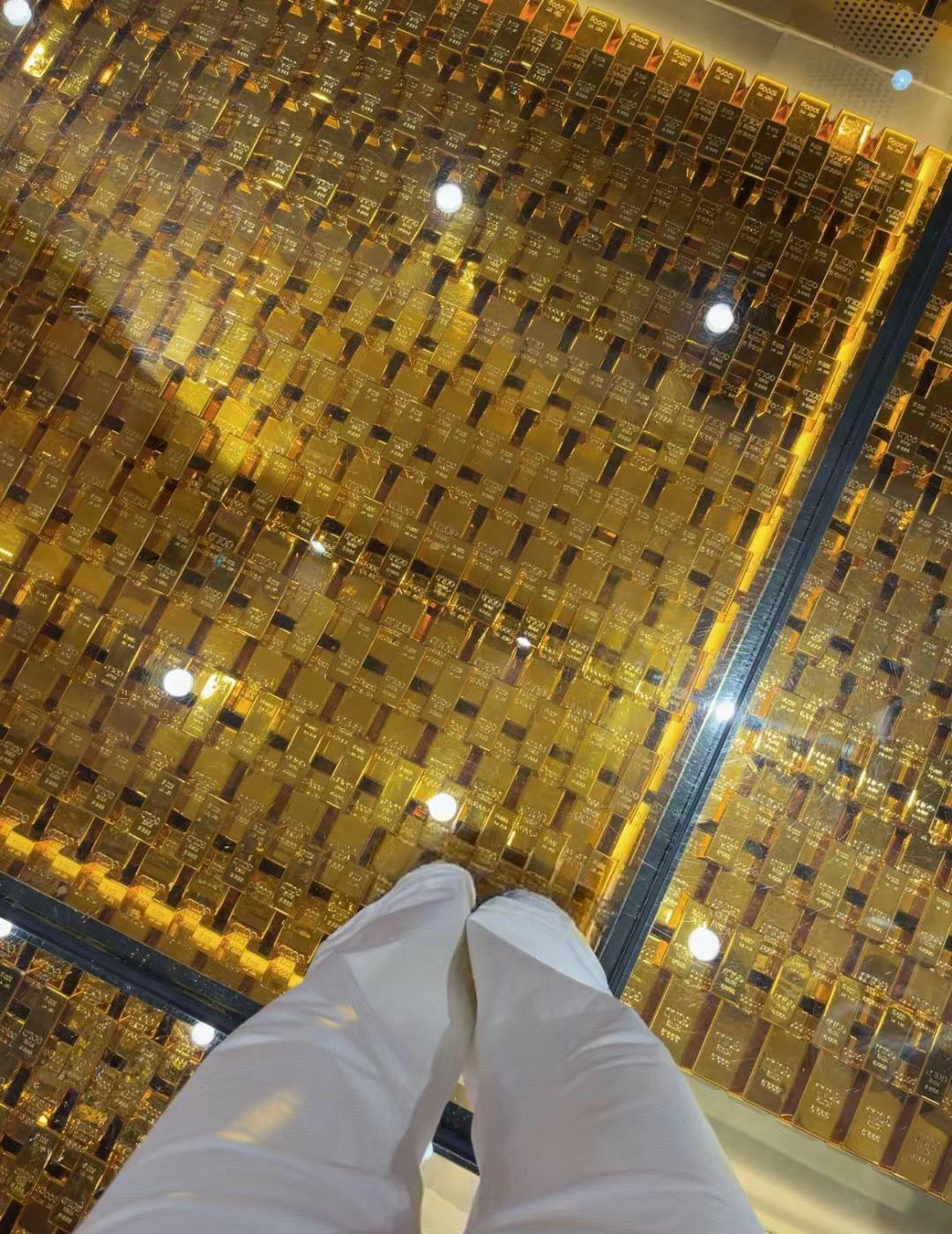 走过广州这条黄金路，希望你下次哭是因为家财万贯不知道怎么花