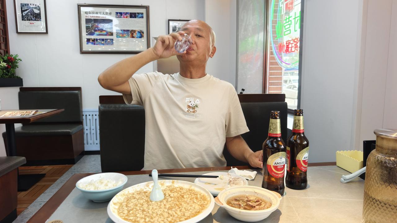 和小胖上午又去顾乡大坝看爆马丁香，今年气温太低，到现在爆马丁香还没开。
回来又去