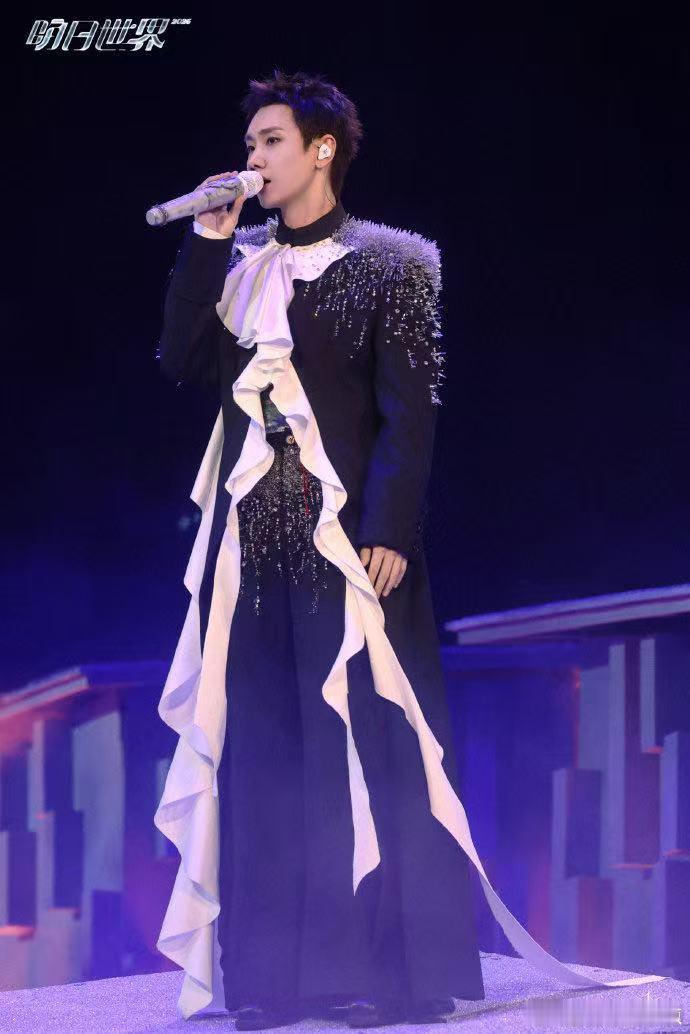 汪苏泷演唱会四小天鹅迎来了第五人演唱会搞笑名场面上线，汪苏泷化身四小天鹅第五人，