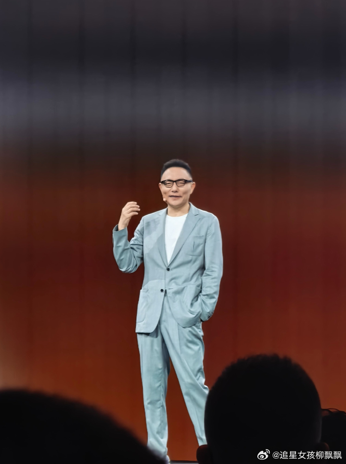 罗振宇新年大合照没迟必到老罗跨年演讲太懂新年的浪漫了，没有冗余修饰全是真诚，全程