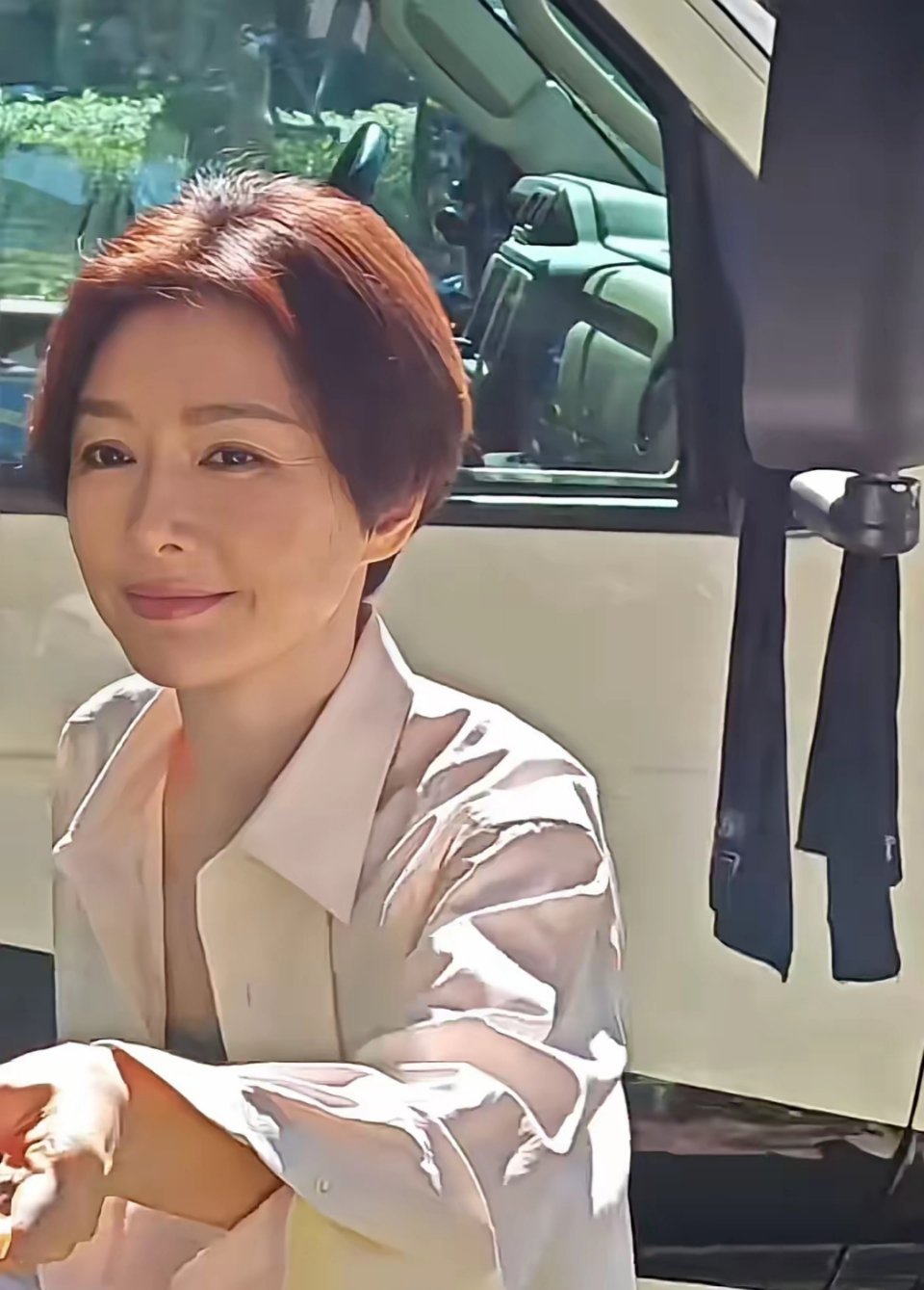 真佩服她的勇气，头发剪完瞬间变50岁，阿姨感出来了！离开镁光和美颜的加持，近看女
