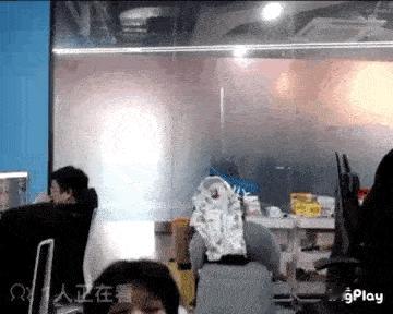 好朋友这样踢？BLG粉丝看Bin疑似欺负队友On：男生关系好才会互相打你们是没朋