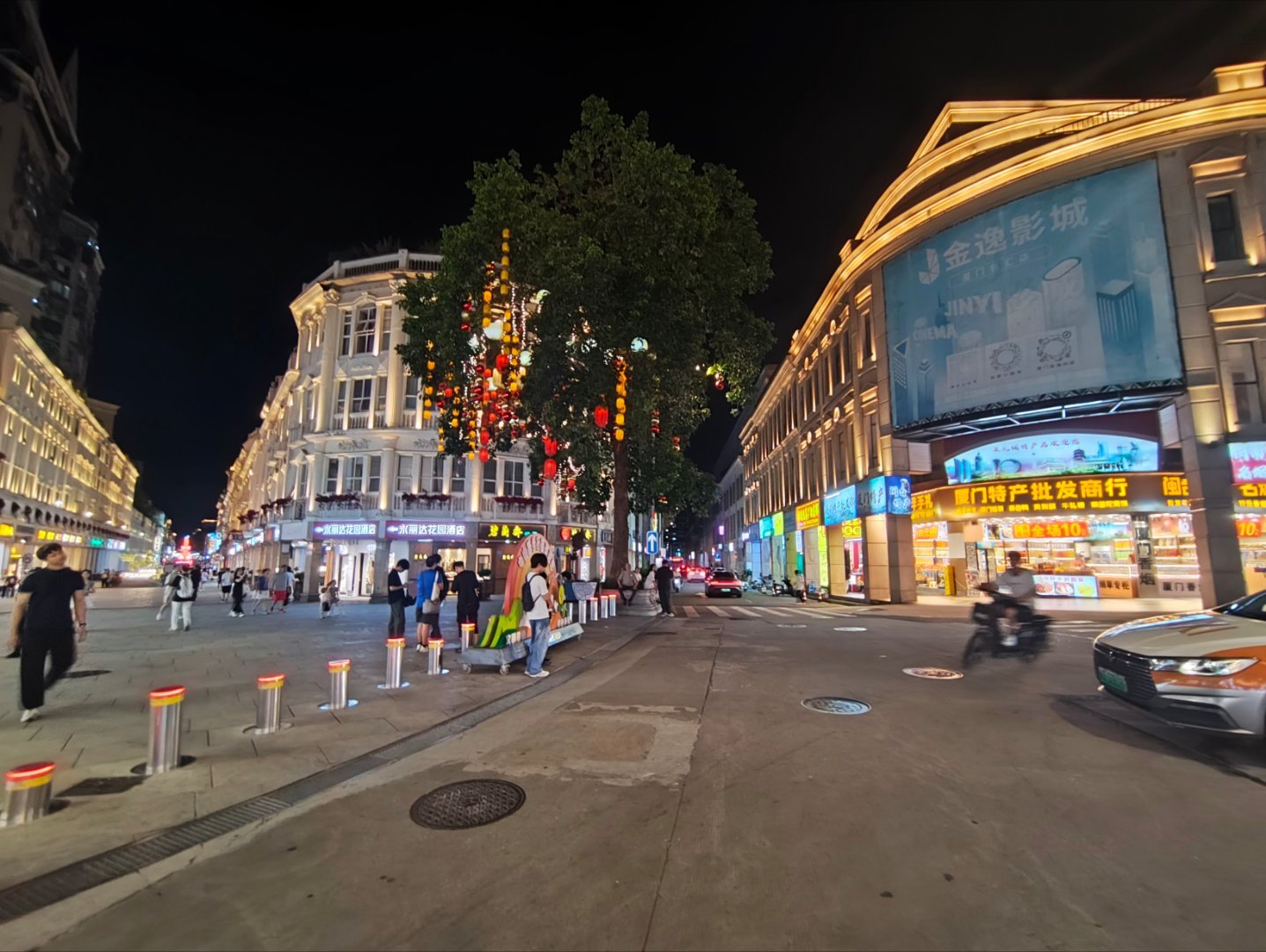 同为百年骑楼，厦门中山路步行街比广州北京路步行街在统一规划上要胜出一筹。 厦门·