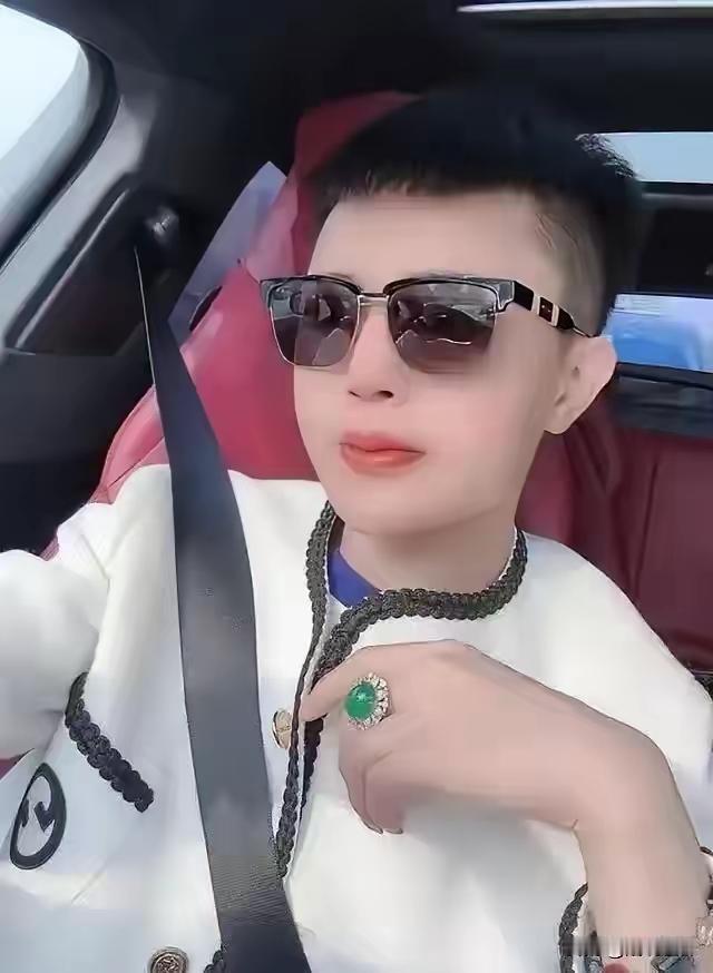 罗大美是被自己的发小给害的。

他的死告诉我们一个道理，突然赚钱了一定要保持低调