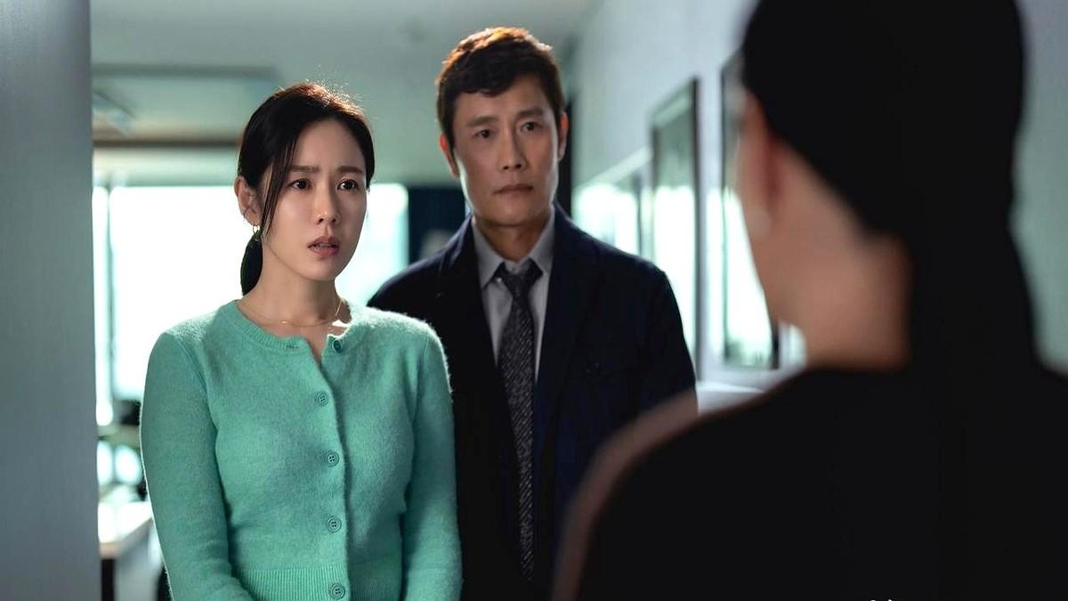 看完韩国电影《无可奈何》，胸口堵得慌，全程充满着压抑的氛围。

这部电影的核心情