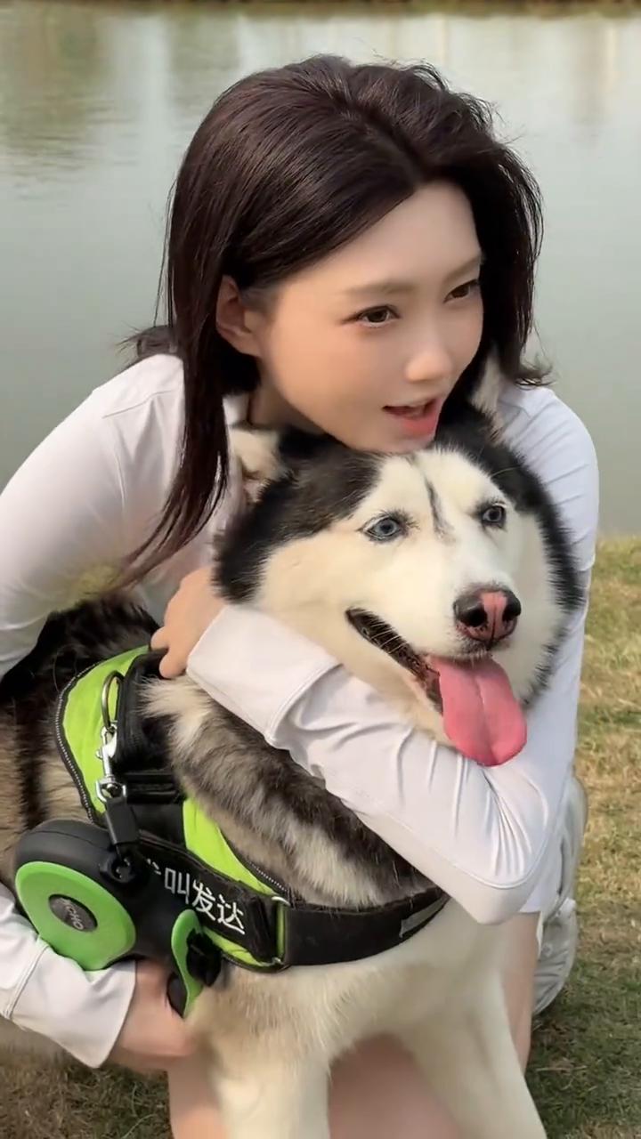 兄弟们，我好羡慕这只狗，我也好羡慕。