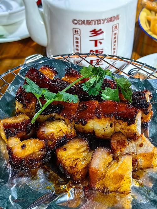 寻味广州，地道的家常广府菜，真的好好吃！
广州乡下饭店
美食推荐：
1、黄泥灶果