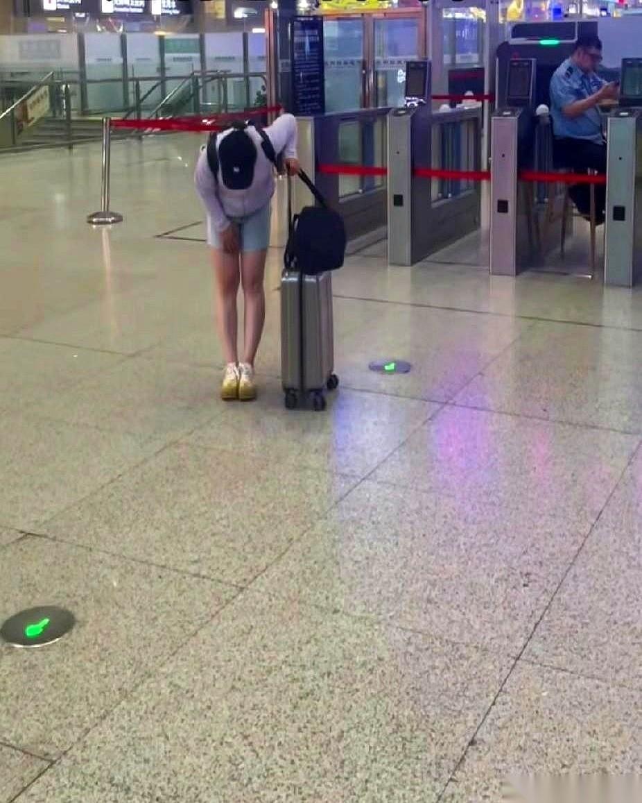 高铁站闸机口，拖着行李箱的女孩头都没回。
我以为又是个满眼只有新生活、没心没肺的