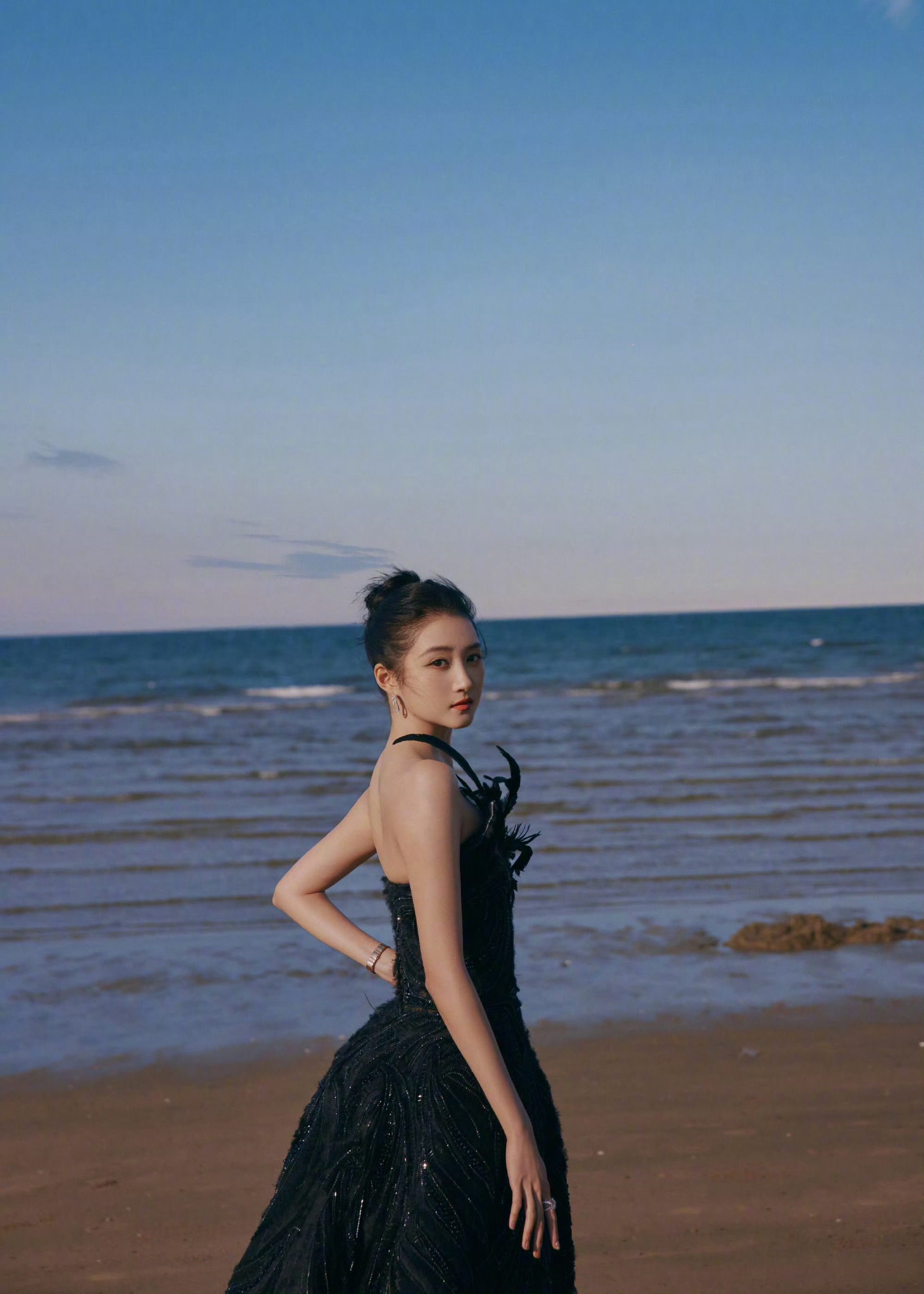 ES亲女儿实锤，十三套ES高定，时尚资源和驾驭力一直在线。ES认领了关晓彤高定关
