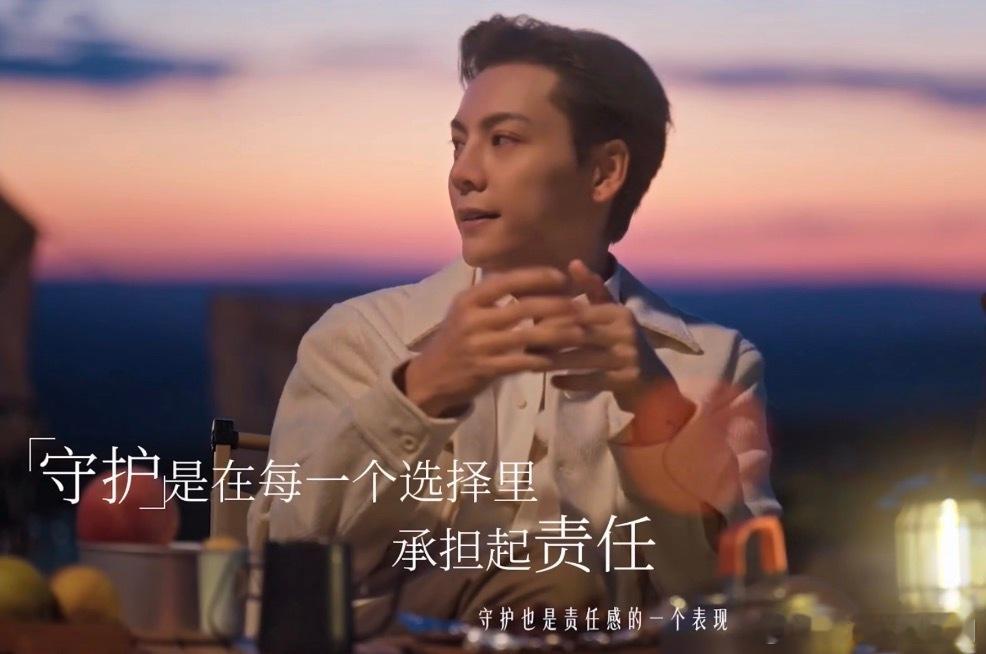 陈伟霆变身孩子王 陈伟霆大型收服小朋友现场！跟孩子们在一起玩得不亦乐乎，一整个人
