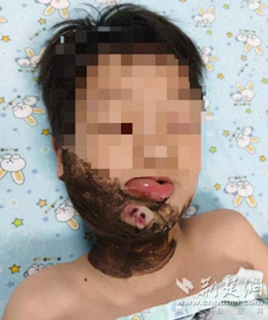 悲剧还是发生了！湖北襄阳，一8岁男童傍晚在浅滩踩水嬉闹时，一条细长黑影猛地从浑浊