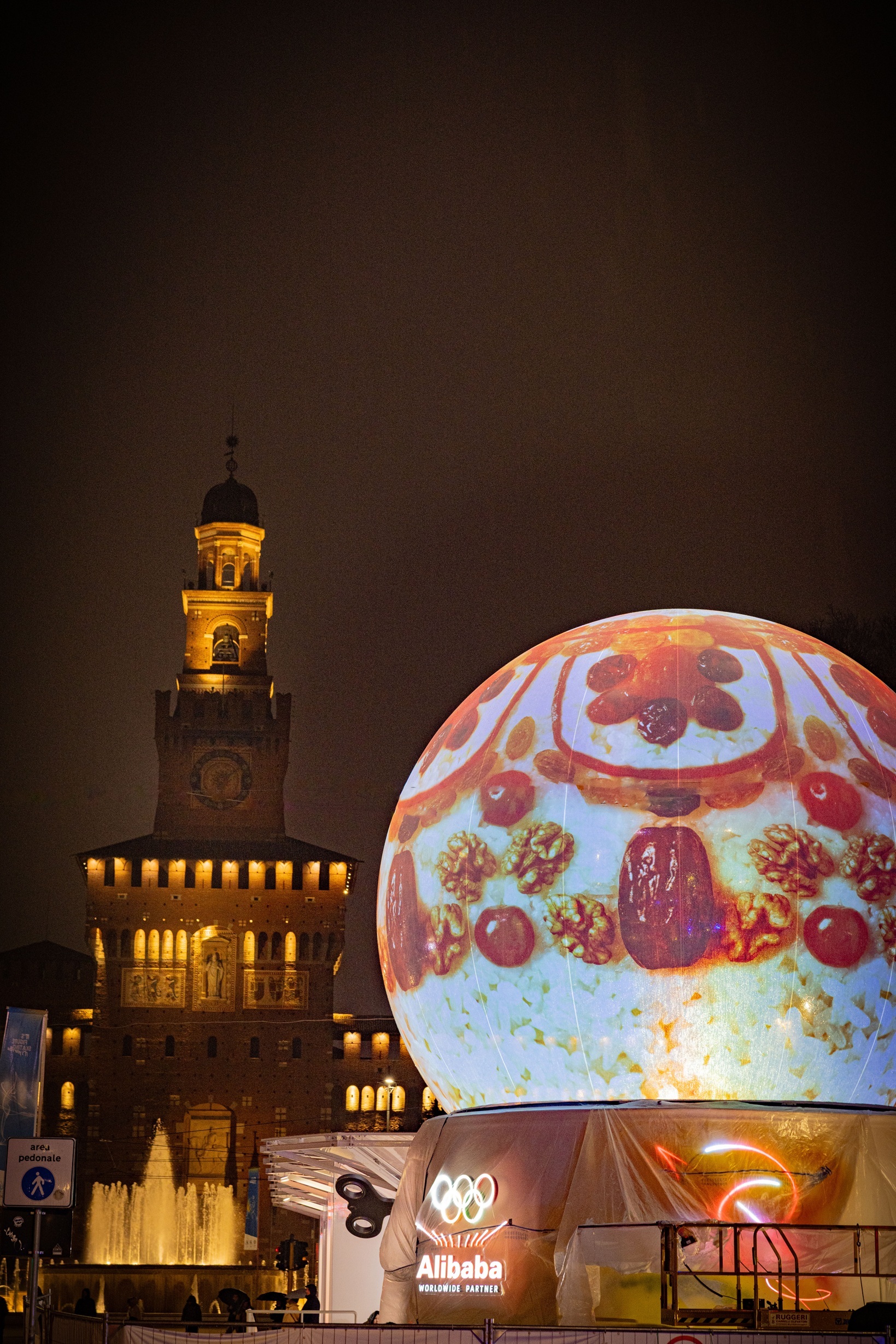 老外眼里的中餐 被米兰阿里廊水晶球呈现的巨大中国美食硬控了！里面竟然放映着八宝饭