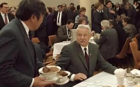 叶利钦为什么要搞垮苏联，看一下普京对叶利钦评价就明白了：
 
“俄罗斯史上最大的