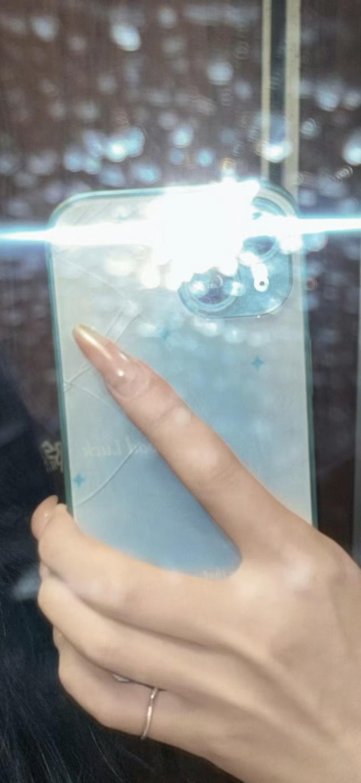 刷到一个好看的小姐姐还在用iPhone 15！ ​​​