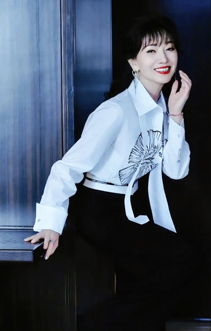 今日份@赵雅芝，优雅讲究[比心]