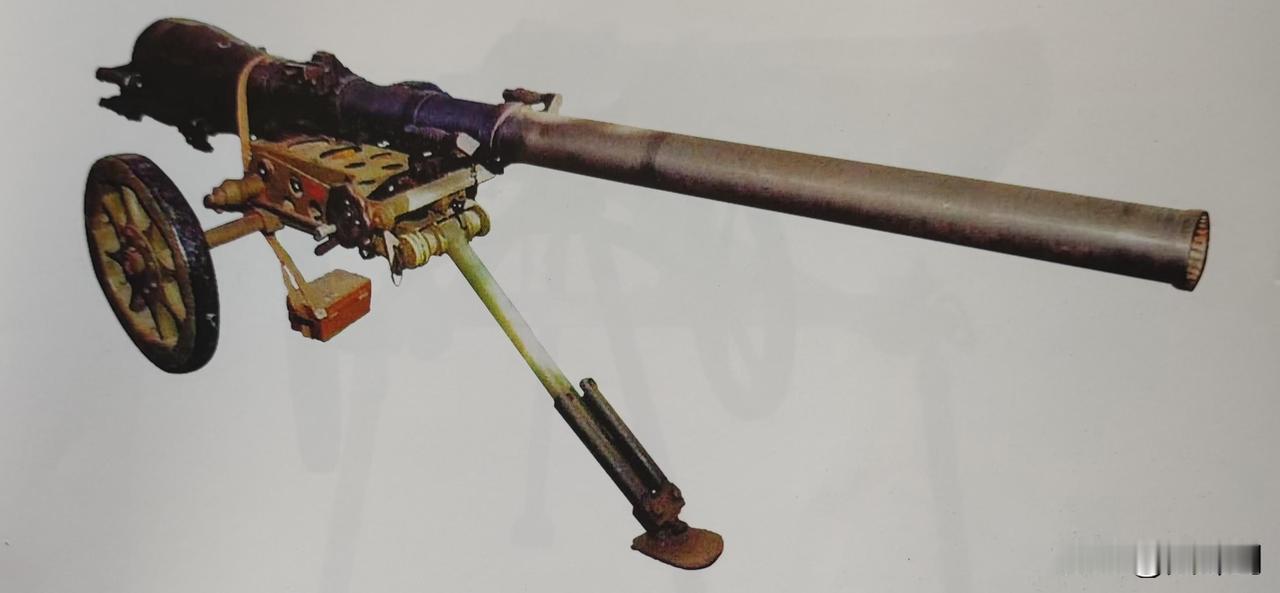 该炮1956年完成定型并投入批量生产，后续又推出轻量化改进的56-1、56-2型