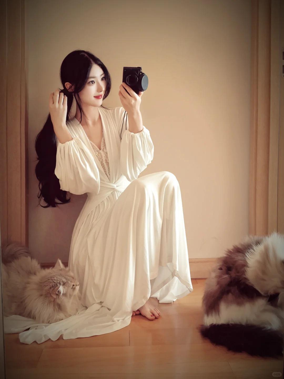 身姿轻盈，特别有烟雨朦胧感的少女，她气韵灵动如溪间清风，清冷中藏着鲜活。言语时语