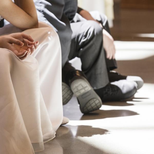 丈夫瘫痪在床，妻子竟怀情人孩子还要离婚，法庭上岳父变身“代理人”引热议！网友炸锅