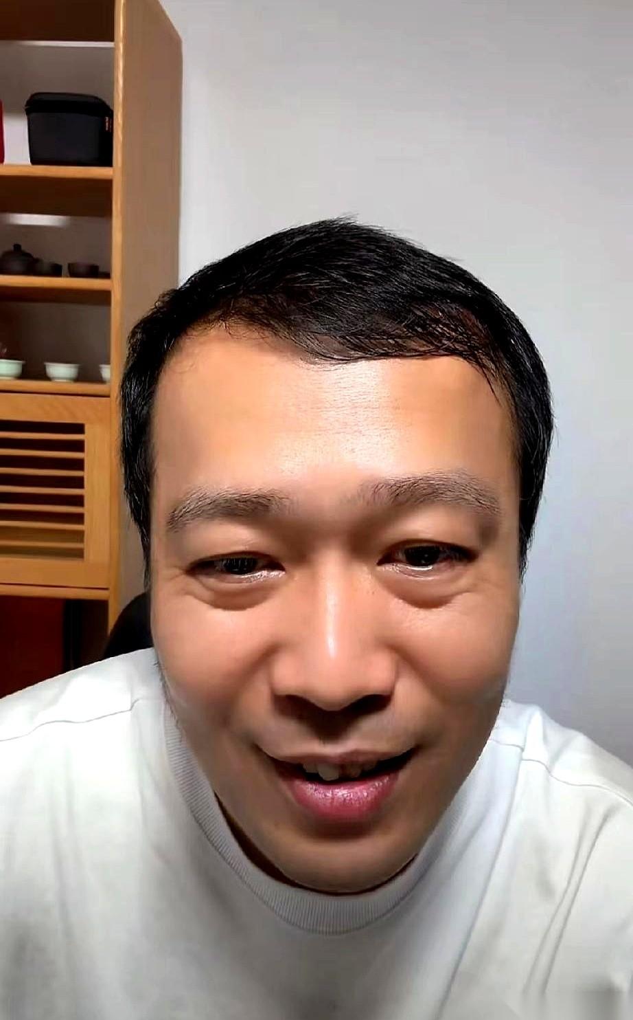 甘宇翼这个人，前半生像一部跌宕起伏的电影，现在却一头扎进了最真实的柴米油盐。
打